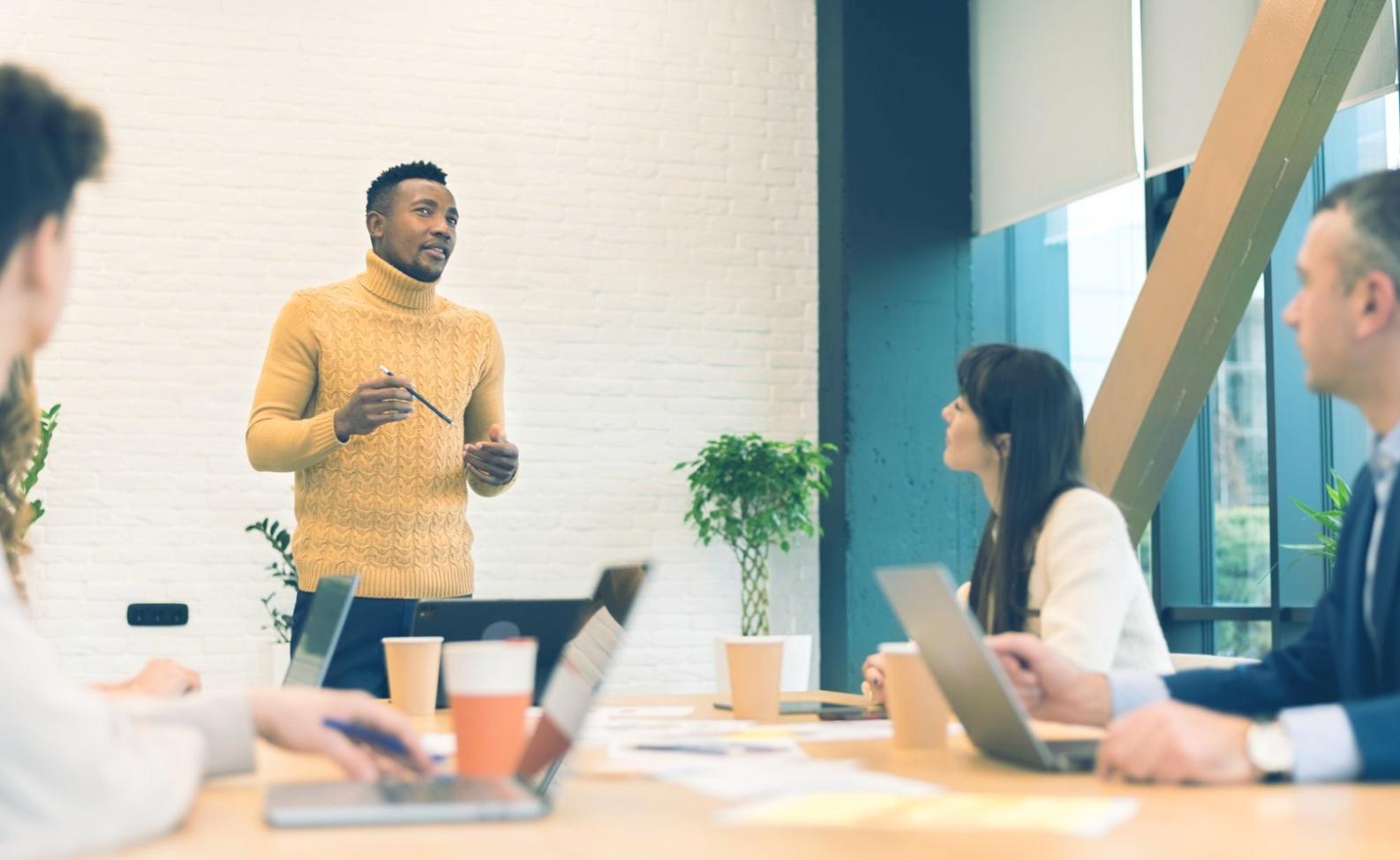 Рабочее пространство команды Vortexia Luxon в процессе анализа инвестиционных стратегий